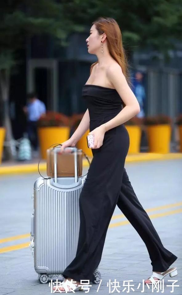 黑色连体裤惊艳亮相,造型别致魅力无限