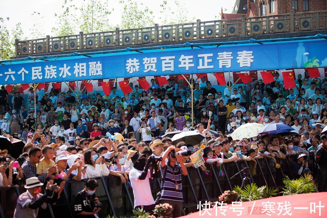 阿麦从军|国庆第二天浙江一景区人山人海，据说来了七位明星，看看谁来了