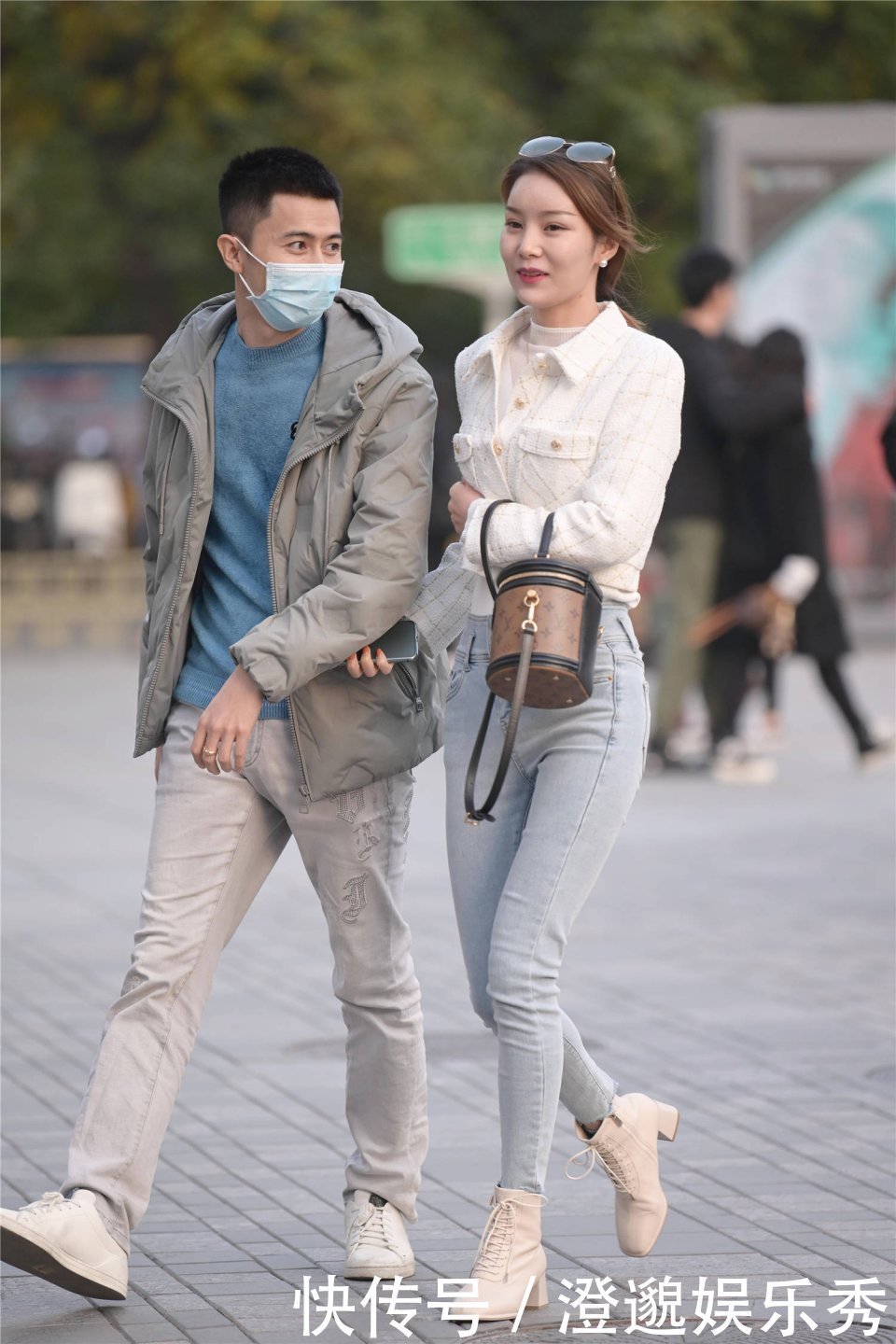 街拍浅蓝色的紧身牛仔裤,因为修身的服装,还衬托出曲线美