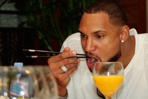 乐坏了|为了吃中餐,外国人发明“新型筷叉”,把中国网友乐坏了