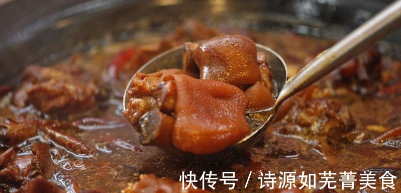 炖猪蹄有讲究,掌握“1个技巧”,猪蹄炖得软烂不腥,香味浓郁!