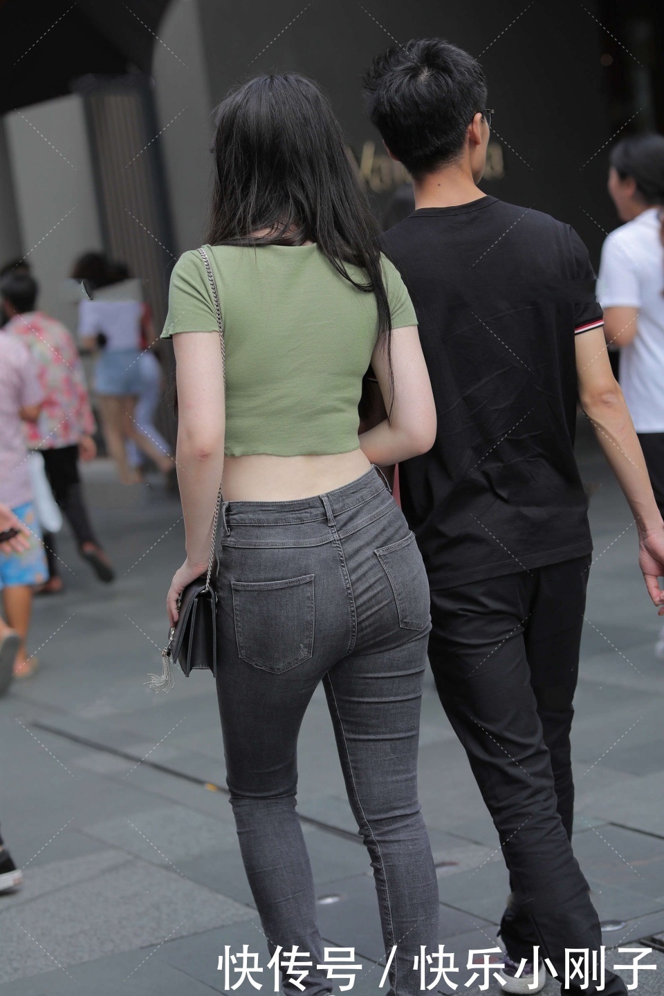 搭配|黑灰色的牛仔裤，搭配一件绿上衣，显得人活泼又温柔