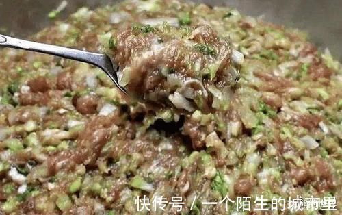 所以白菜做馅时，这就是调馅前多做的一步，饺子不出水好包，鲜香多汁