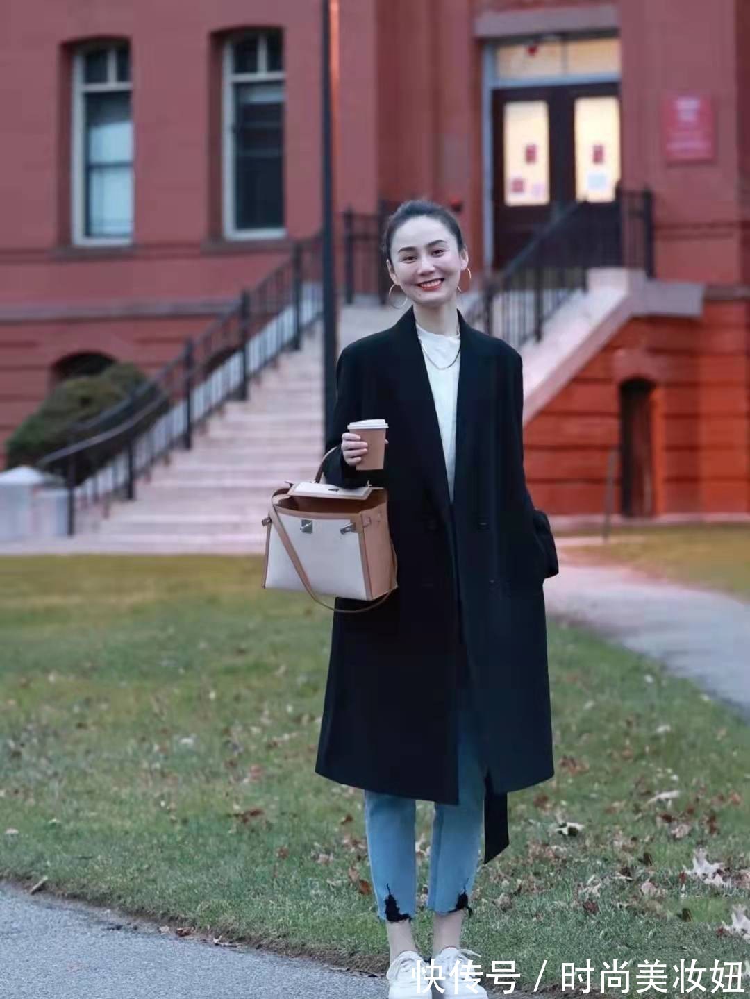 百搭|新年有这件黑大衣就够,显气质又百搭,普通人都能穿出高级感