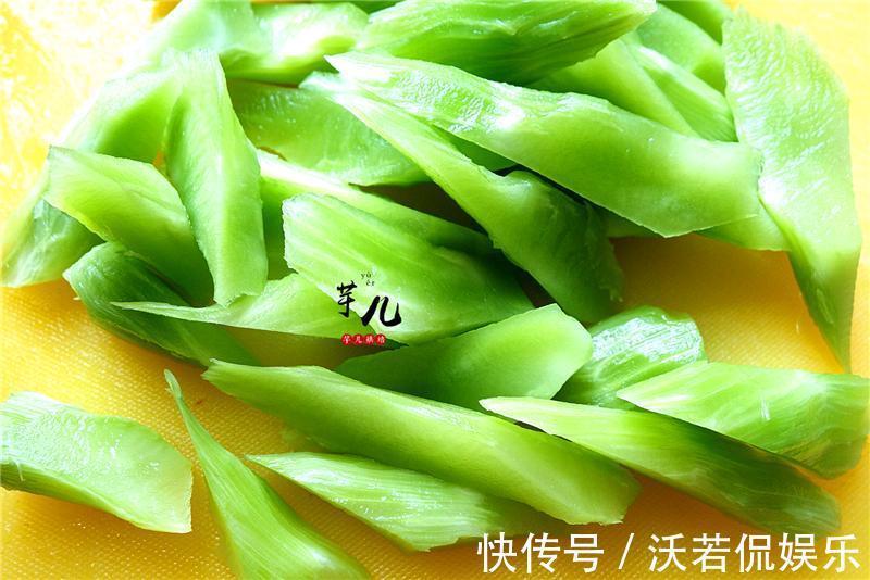 青笋烧排骨，做法简单，上桌被疯抢，连汤也不剩，美味又下饭