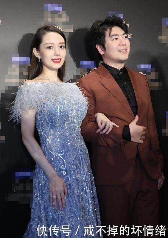 礼服|组图:吉娜挺孕肚穿礼服明艳动人 爆料郎朗弹琴时宝宝会胎动