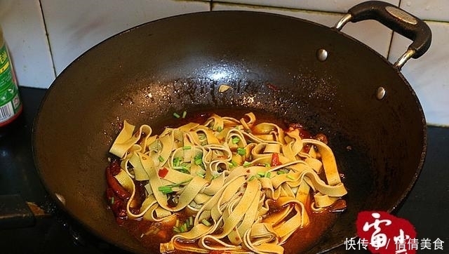 好吃|干豆腐别再凉拌了,按张亮的做法,上桌就被清盘,真好吃