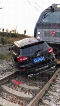 |搞笑GIF趣图:撞衫不可怕,一定要淡定,妹子稳住