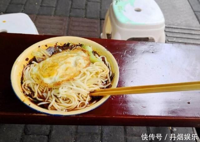 老夫妻开面馆地方小,客人排队坐路边趴凳子吃面,一早上卖四百碗