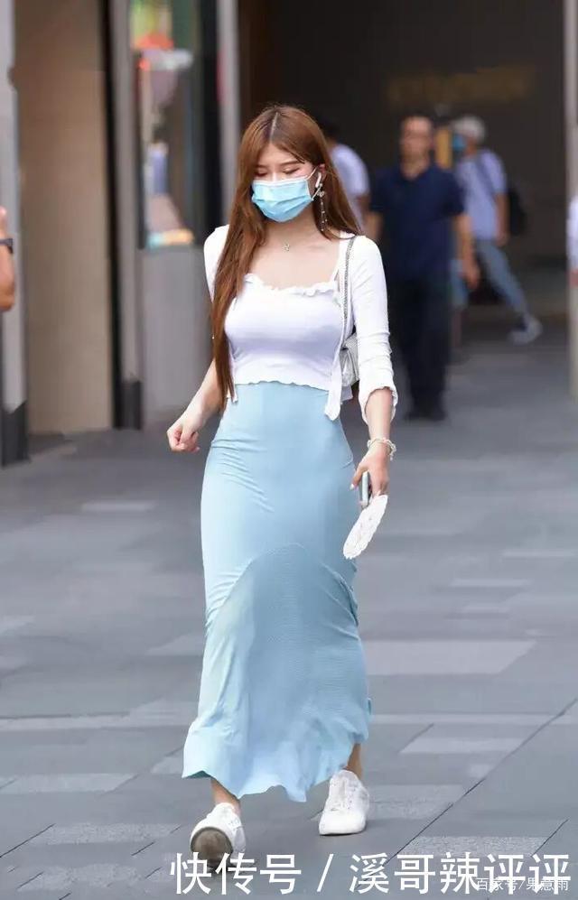 搭配|街拍白色休闲衫搭配黑色瑜伽裤,显腿显身姿