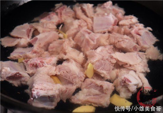 排骨不管怎么吃，切记别直接焯水，多加这2步，排骨不腥也不柴