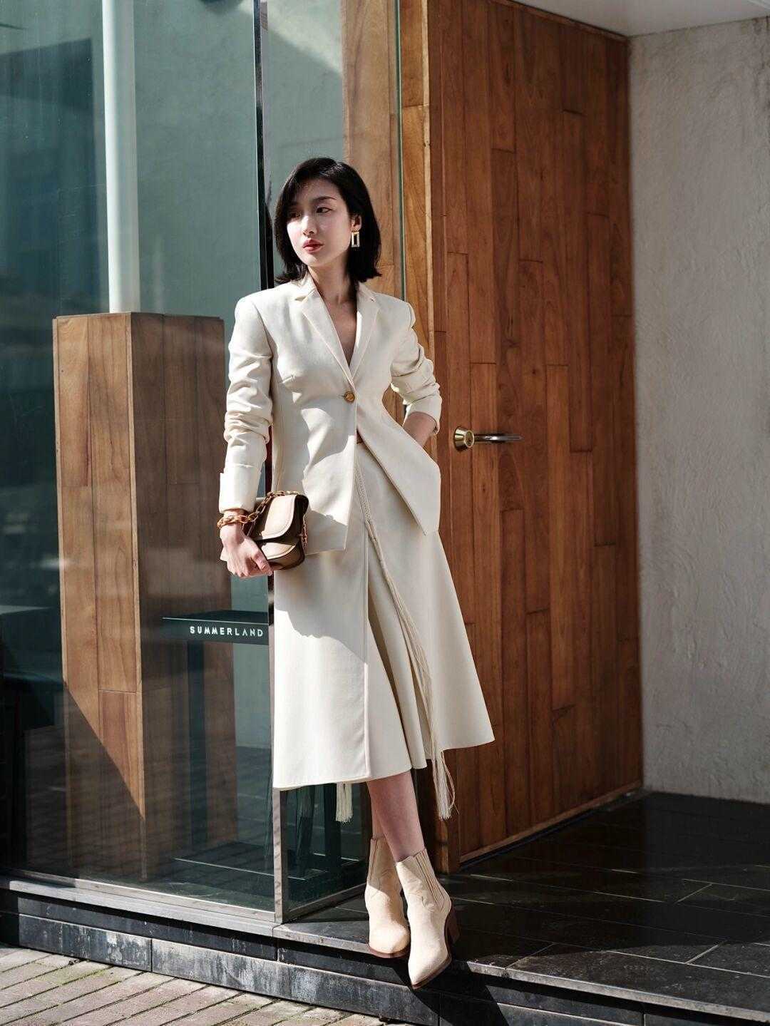 搭配|别再用西装配九分裤了!今年流行搭配小裙子,干练利落又不失温柔