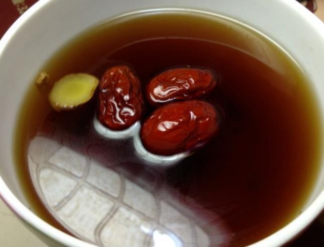 生姜|红枣碰上它,称“穷人的阿胶”,除去老雀斑,驱寒暖胃,皮肤好