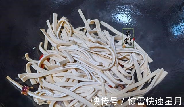 私厨|秋补,少吃牛羊肉多吃它,5块1斤富含蛋白质营养极高,芹菜炒忒香!