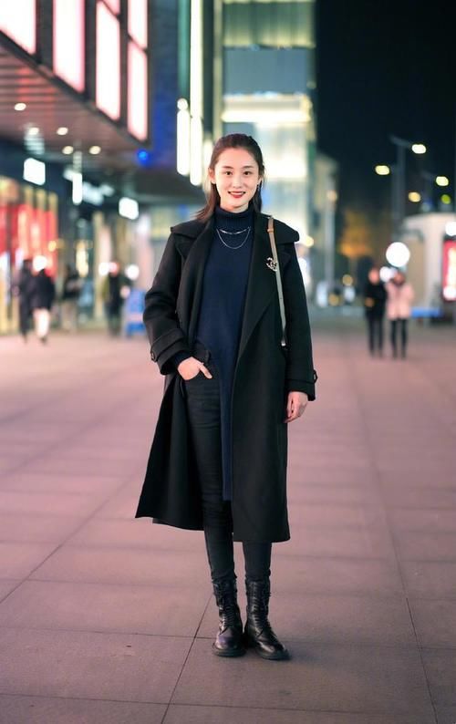 早春轻熟风：大衣+连衣裙，优雅又有女人味，气质很加分