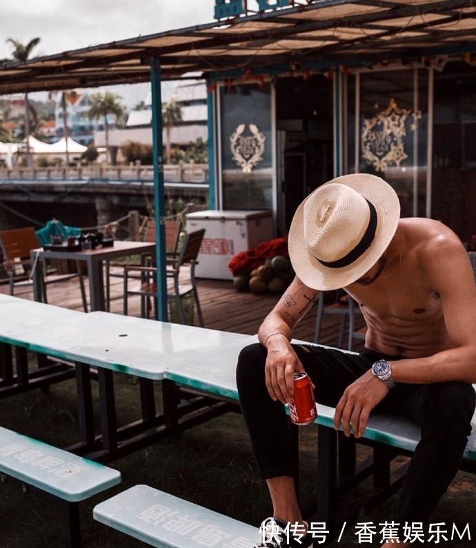 健身房|31岁的平面模特,络腮胡尽显男性魅力,撸铁打造满身肌肉帅气逼人!