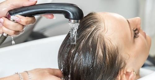 头发隔多久洗一次最好？很多人都做错了，难怪头发掉得越来越厉害