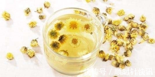 泡水|菊花泡水喝时,别忘了加点它,清除体内毒素和垃圾,皮肤细腻光滑