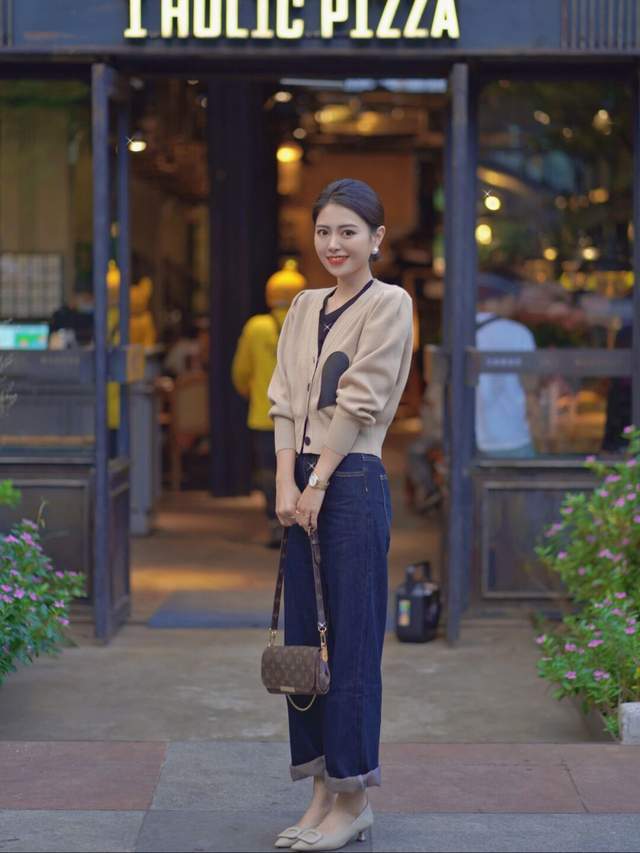 穿搭|秋季,西服怎么穿才好看?搭配上黑色针织衫和半身裙,高级又时髦