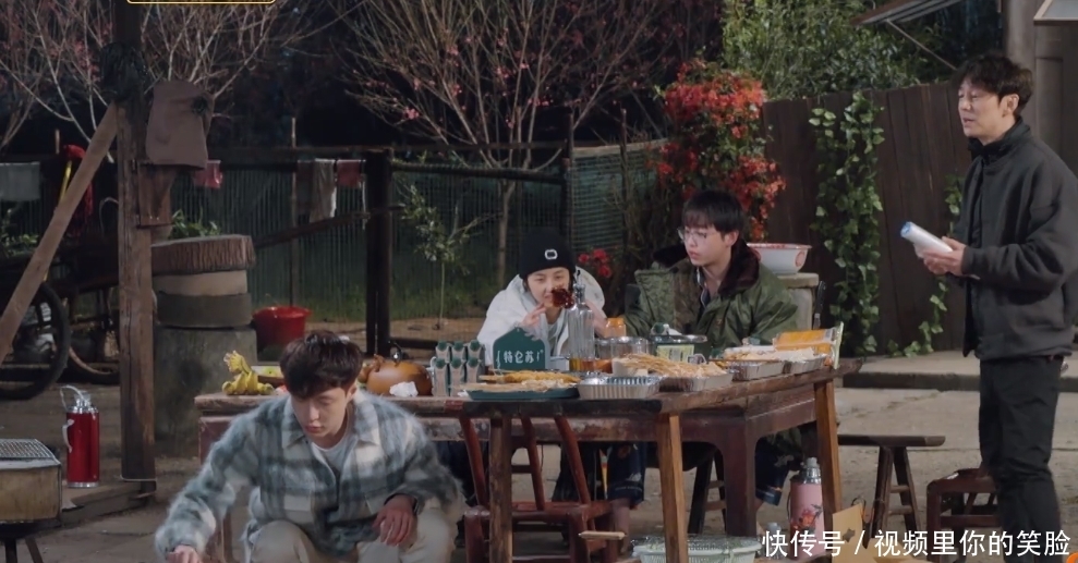 牛排 不怕得病?何炅张子枫吃被狗咬过的牛肉,张艺兴的加工方式引热议