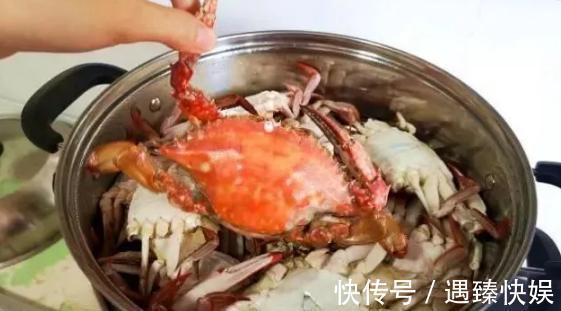 蒸螃蟹时,千万别直接上锅蒸,多加这一步,螃蟹不掉腿