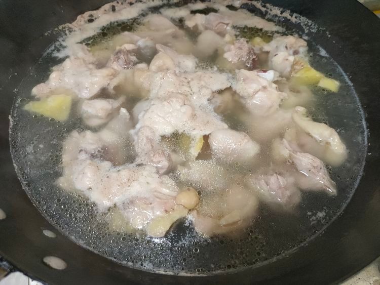 炖鸡腿时,多加1样食材一起炖,出锅鸡肉更香,老人孩子都喜欢吃