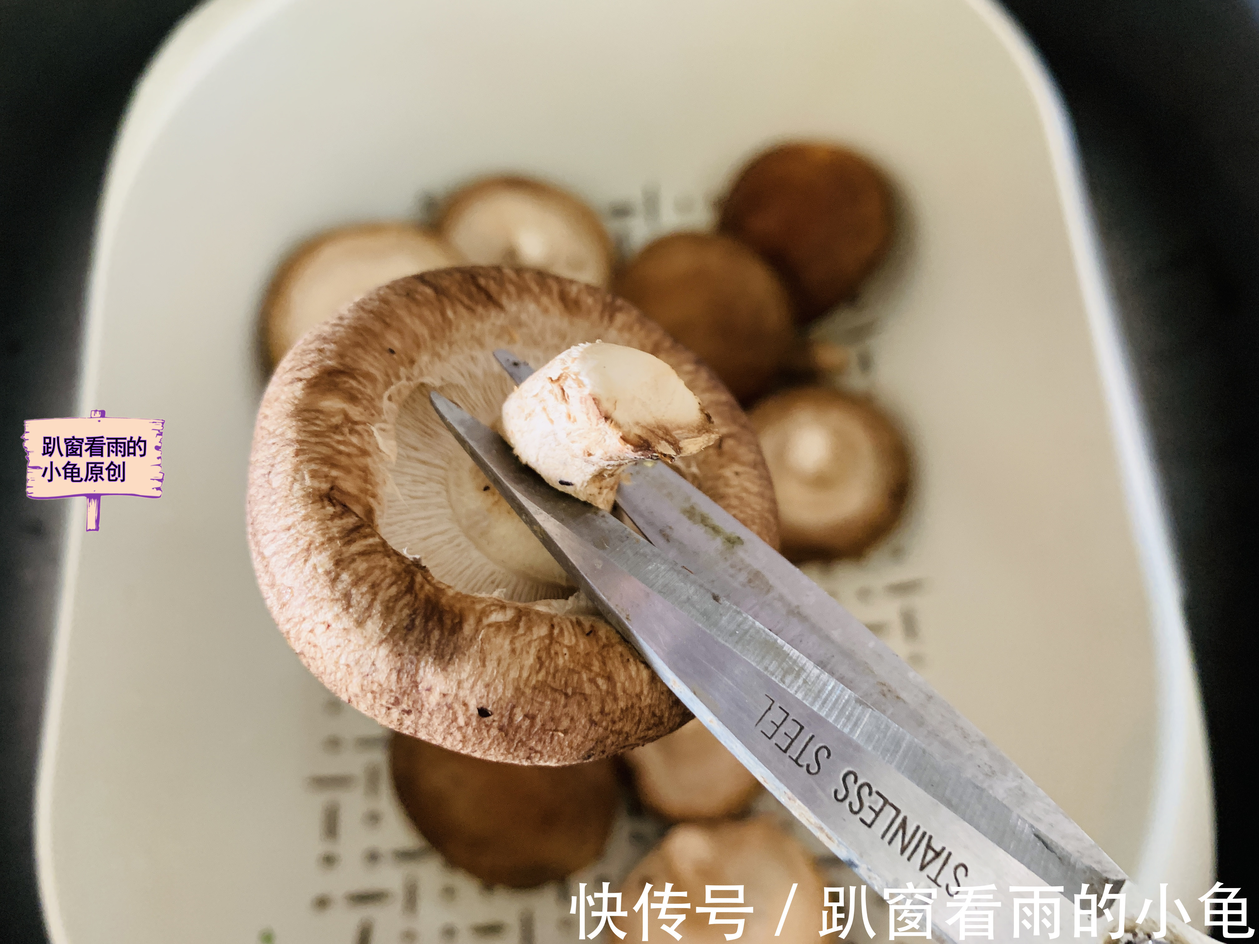 香菇蒂|香菇这样做，软嫩鲜香又解馋，上桌就光盘，大人孩子直呼吃不够