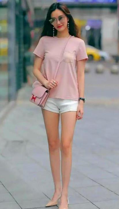 街拍:皎若秋月的小美女,浅妆容颜,气质甜美可爱