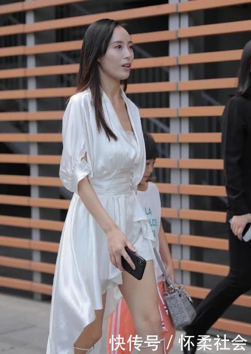 孩子都上小学了，还是一如既往的敢穿，她对得起时尚女郎的称号