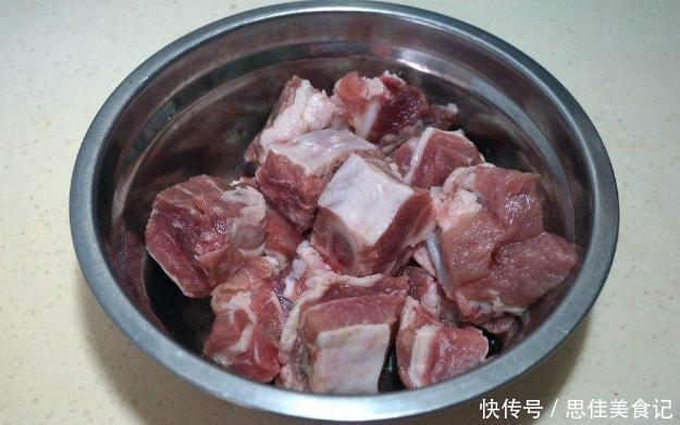 骨頭湯熬不白？原因是你只會(huì)傻焯水！加一點(diǎn)它，骨湯濃白像牛奶