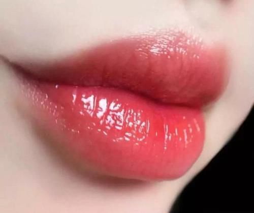 再有钱也别跟风这几只热门口红，谁涂谁丑！长得一般根本hold不住