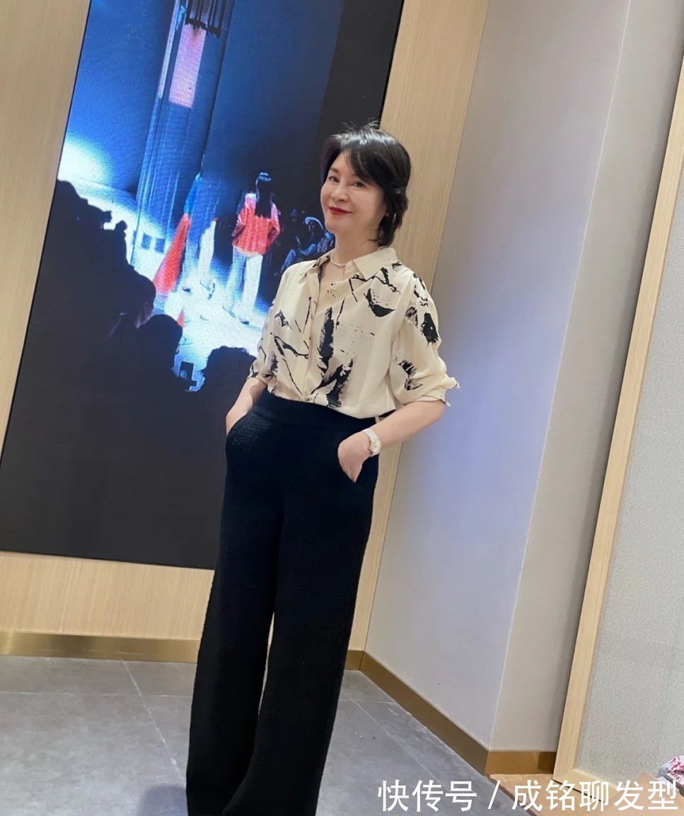 繁简|建议五六十岁的女人,日常穿搭别太花哨,不好搭配还会显得俗气