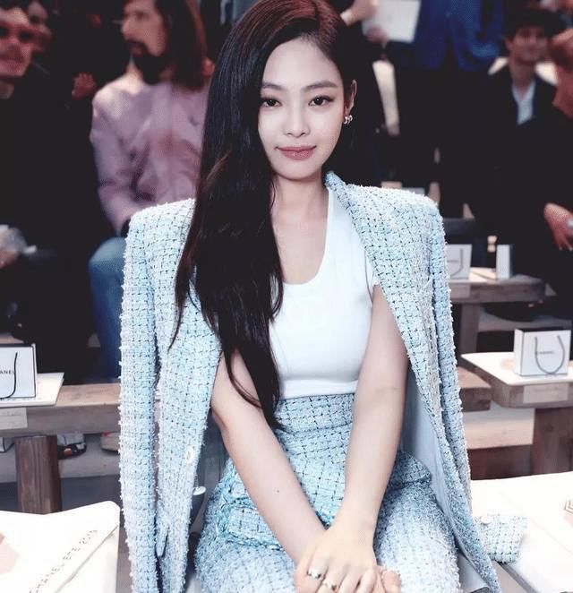 ?最近火了一种穿法叫：“小香风外套+裙子”，时髦高级还显瘦