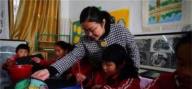 幼儿园|孩子画“全家福”作业,老师怀疑心理不健康,妈妈笑抽您看岔了