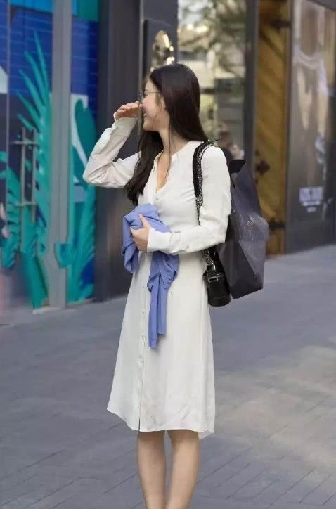 气质|街拍:气质出众的美女,各种风格随意切换,你喜欢哪种