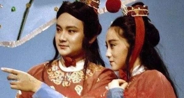 贾宝玉!除了林黛玉,贾宝玉还与一人一见钟情,得到把柄后终得手