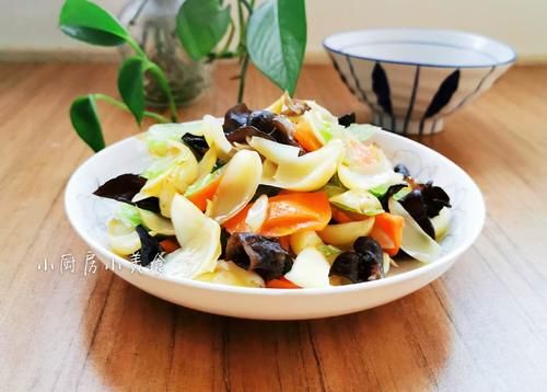 营养|晚餐吃素食,四种食材清炒一盘,清淡有营养,还能帮你清理肠胃