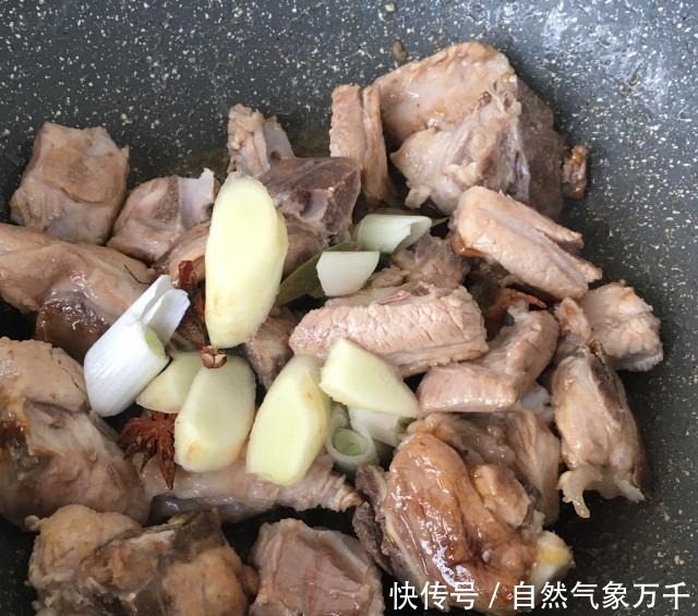 酸豆角烧排骨，香气扑鼻，一点都不油腻！