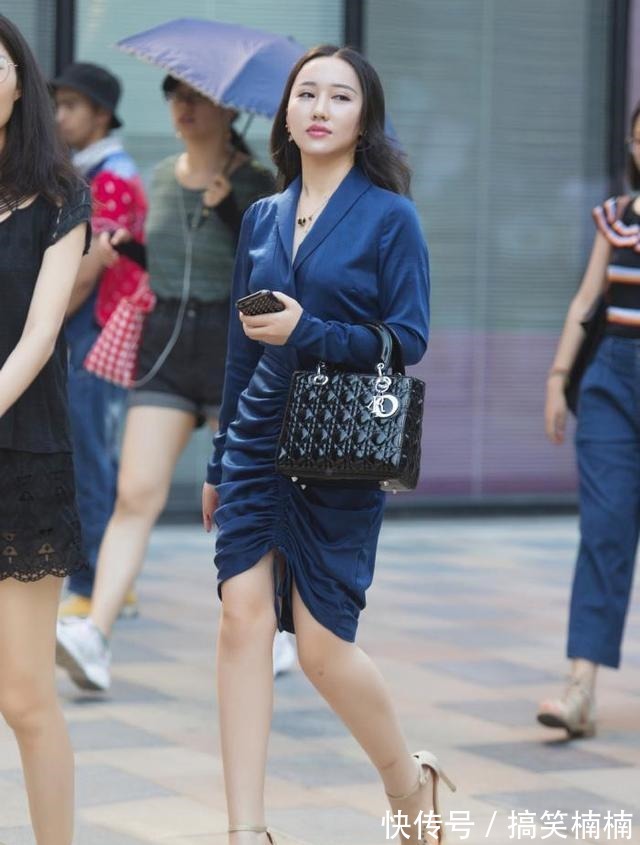 宝蓝色 小姐姐宝蓝色及膝裙,彰显高贵美,更有气质!