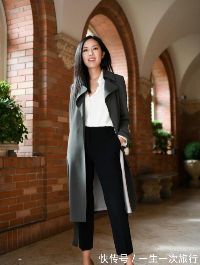 子女生 今秋火了一种穿法，叫“风衣+九分裤”，显高遮肉，小个子也能穿！