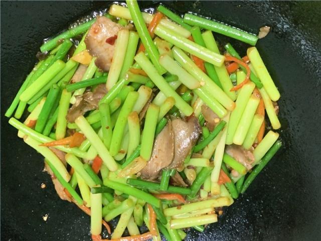 家常美食蒜苔炒肉,炒蒜苔也有窍门,少了这一步蒜苔不会香