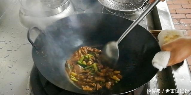 大厨将羊肉加这个一起烧,简单易学,香辣开胃,好吃停不住嘴!