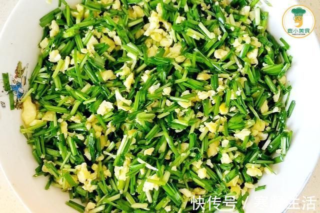 馅料|韭菜盒子的馅料,韭菜处理是关键,掌握2个技巧,韭菜鲜嫩不出汤