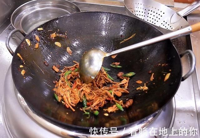肉片|黄花菜炒肉最忌讳直接下锅炒，多做这两步，口感脆嫩劲道又不苦涩