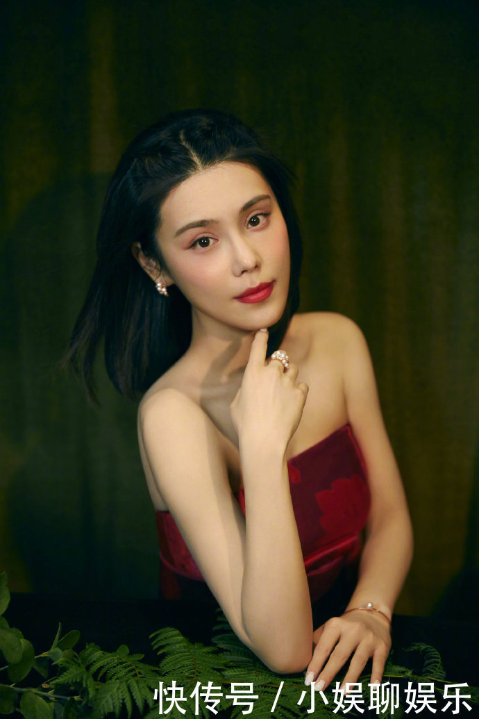 韩丹桐复古油画大片,宛若绿野仙踪中走出的古典美人