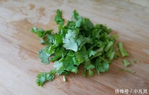 花生不用炸不用煮,这样做简单又美味,每周吃几次,清热又降火