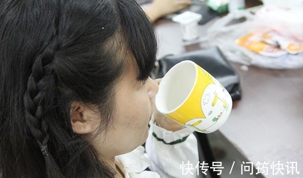 虾皮|50岁后要养骨,骨科医生不但要多喝牛奶,4物也要舍得吃