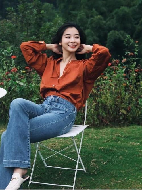 女人|女人穿衣要有品味,条纹衫、复古衬衫、针织衫,怎么搭配都好看