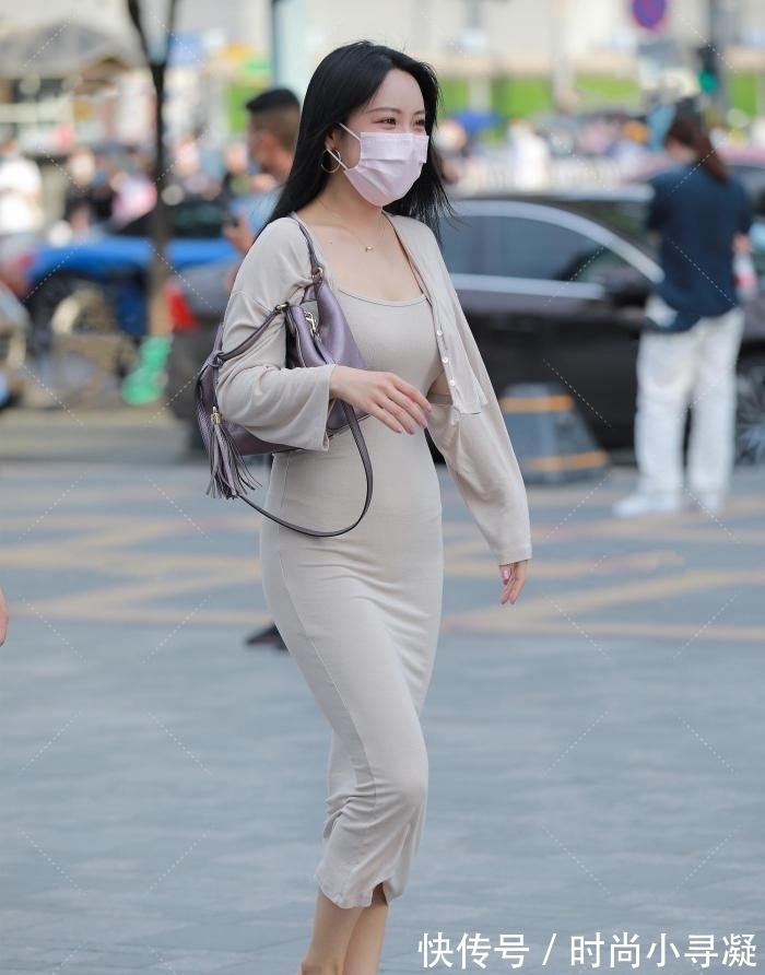 年纪 阿姨年纪大了,穿得土里土气,关键是很低调不起眼吧?