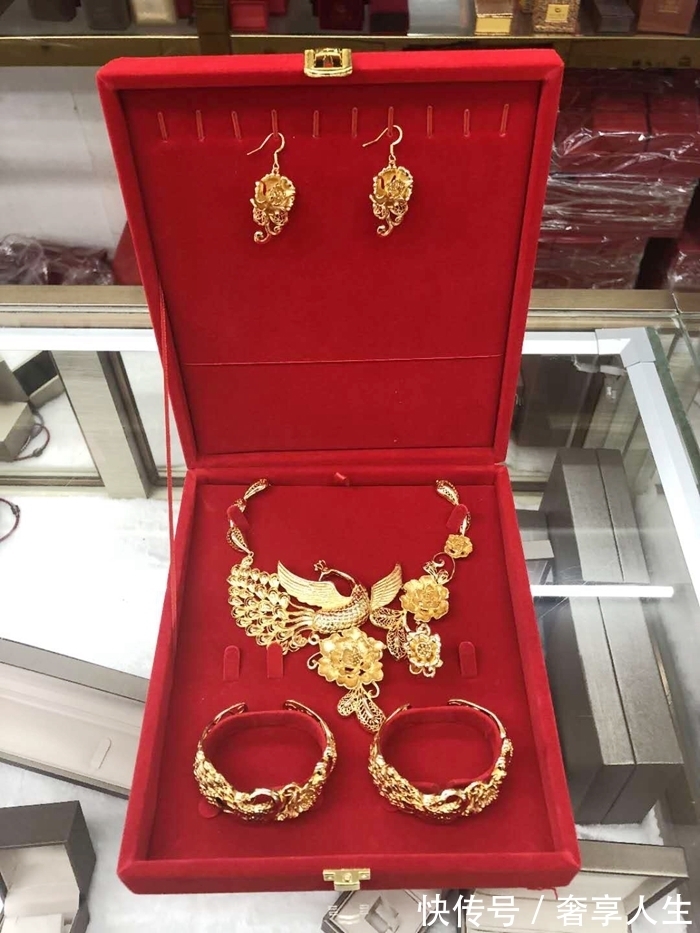珠宝首饰 突然翻到闲置在盒中的黄金珠宝感觉很无奈,以后还是租珠宝更惬意